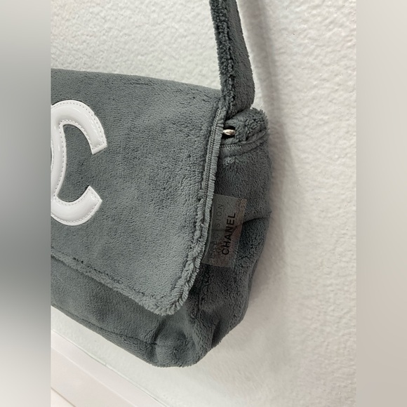 NIP Chanel Beauty Grey Crossbody Bag with Iconic White Logo - Picture 3 of 7